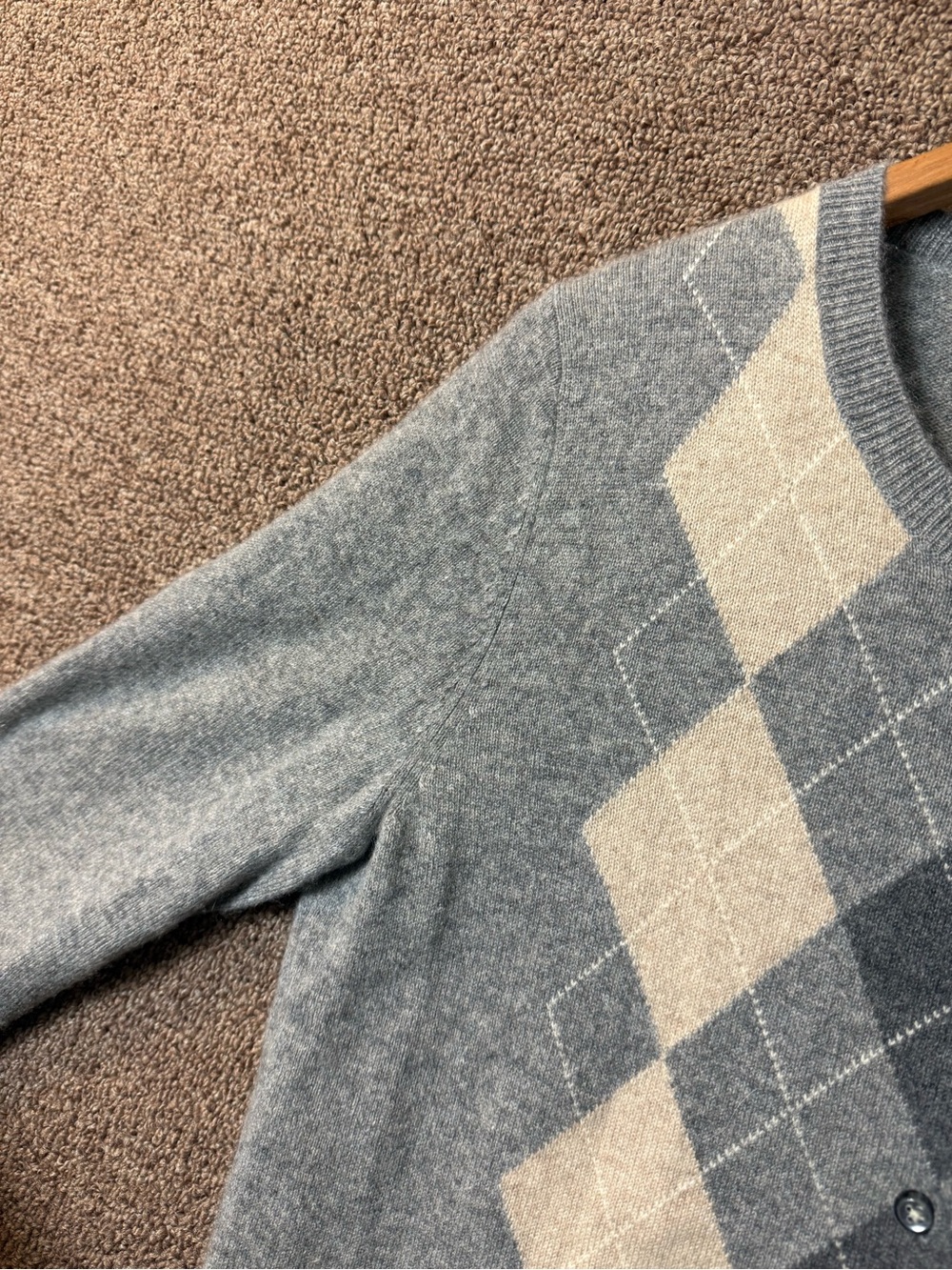 Cashmere Apt. 9 Gray Argyle Button-Front Cardigan with Beige Accents Y2K - Picture 8 of 13